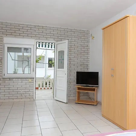 Apartment Family Friendly Apartments With A Swimming Pool Businci, Ciovo - 11232 Trogir